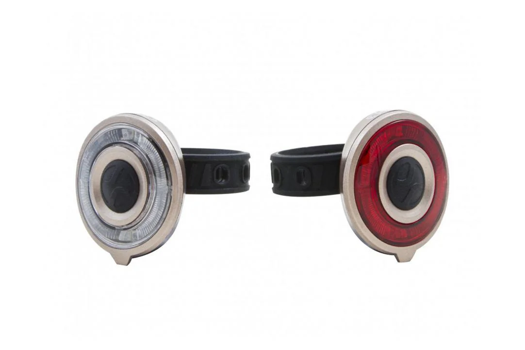 Set lumini far+stop, 2 LED-uri rosii, 2 LED-uri uri albe, Baterii: 2 x 2 CR2032 3V, Greutate: 2x35gr, Autonomie:70/95 h Pegas
