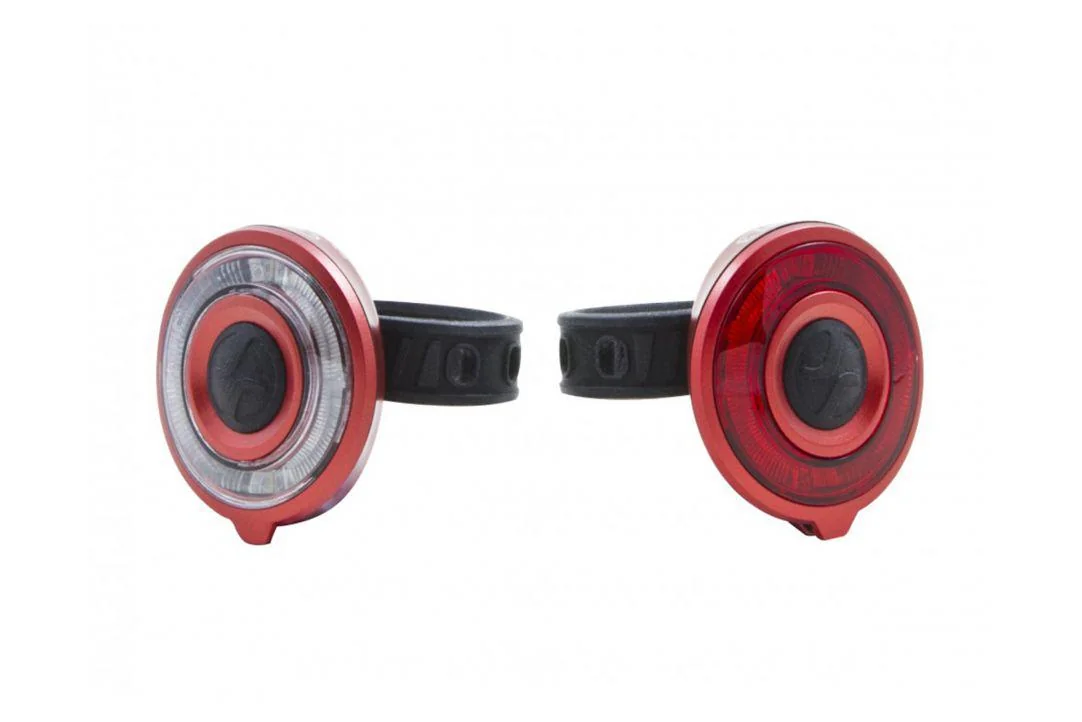 Set lumini far+stop, 2 LED-uri rosii, 2 LED-uri uri albe, Baterii: 2 x 2 CR2032 3V, Greutate: 2x35gr, Autonomie:70/95 h Pegas