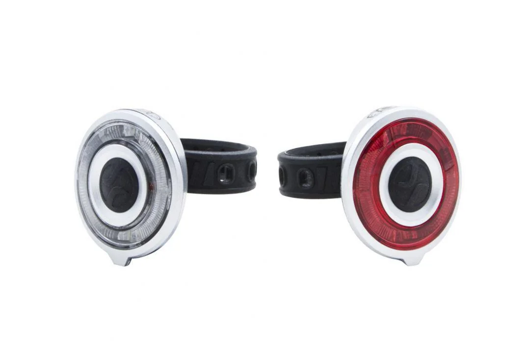 Set lumini far+stop, 2 LED-uri rosii, 2 LED-uri uri albe, Baterii: 2 x 2 CR2032 3V, Greutate: 2x35gr, Autonomie:70/95 h Pegas
