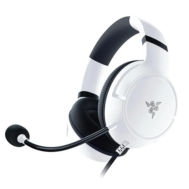 Casti Razer Blackshark V2  HyperSpeed cu fir, frecventa 12 Hz – 28 kHz, sensibilitate 100 dB, izolare fonica pasiva, frecventa de raspuns microfon: 100 Hz – 10 kHz, autonomie baterie pana la 70 ore, interfata jack 3.5 mm, alb
