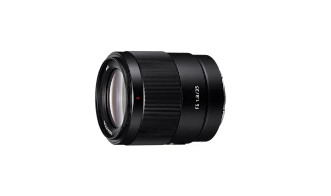 Sony FE 35 MM F1.8. Componentă pentru: MILC, Structura lentilelor: 11/9, Cea mai apropiata distanţă de focalizare: 0,22 m. Compatibilitate mărci aparate foto: Sony, Mărire maximă: 0,24x, Tip capac lentile: Parasolar obiectiv detașabil. Culoarea