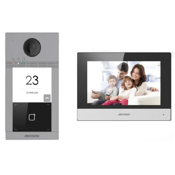 Kit videointercom IP Hikvision DS-KIS604-S(C) pentru o familie (o vila/casa) format din: 1 post de exterior DS-KV8113-WME1 cu un buton de apelare, 1 monitor WiFi de 7" DS-KH6320-WTE1, 1 card TF de 16GB pentru stocarea mesajelor si imaginilor capturate si