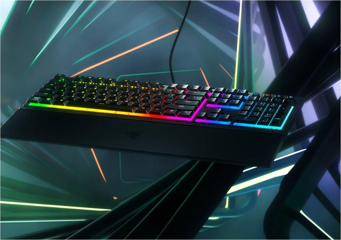 Tastatura Razer Ornata V3 - Low Profile Gaming  TECH SPECS SWITCH TYPE Razer™ Mecha-Membrane Switches APPROXIMATE SIZES Full Size LIGHTING 10 Razer Chroma™ RGB Lighting Zones WRIST REST Yes ONBOARD MEMORY None MEDIA KEYS Dedicated Media Controls